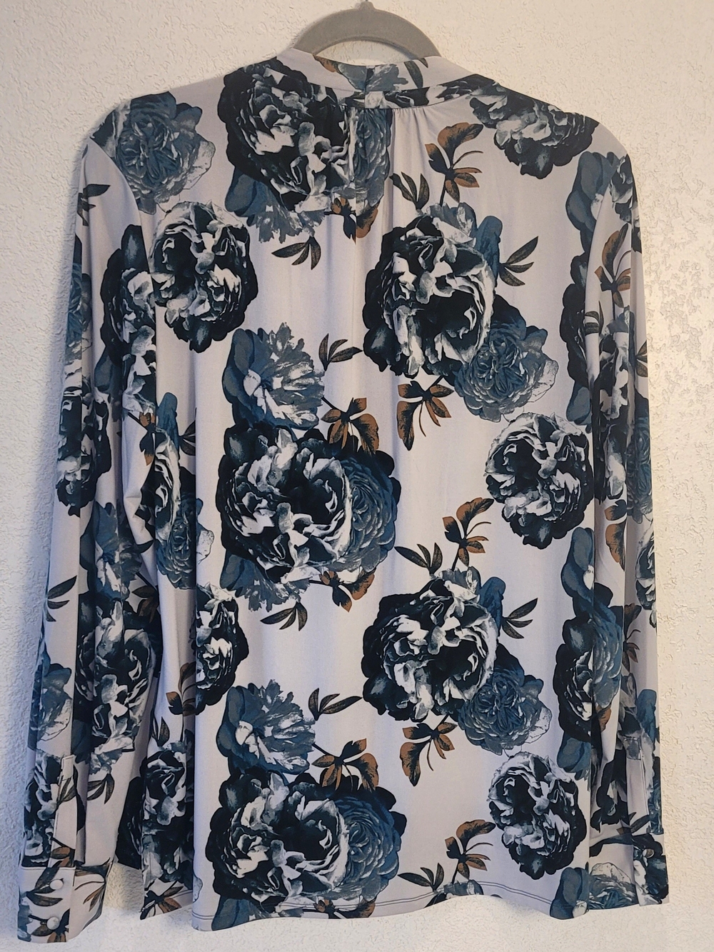 Calvin Klein Floral White & Blue Roses Long Sleeve Button Blouse Size L Casual - Picture 2 of 10
